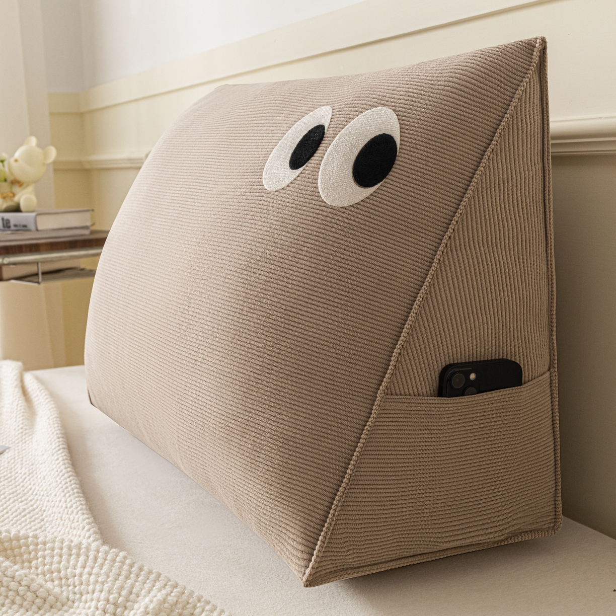 91家纺网 家纺一手货源 找家纺 美达人 2026新款灯芯绒三角腰枕靠背 灯芯绒-眼睛-小麦咖-三角腰枕单只