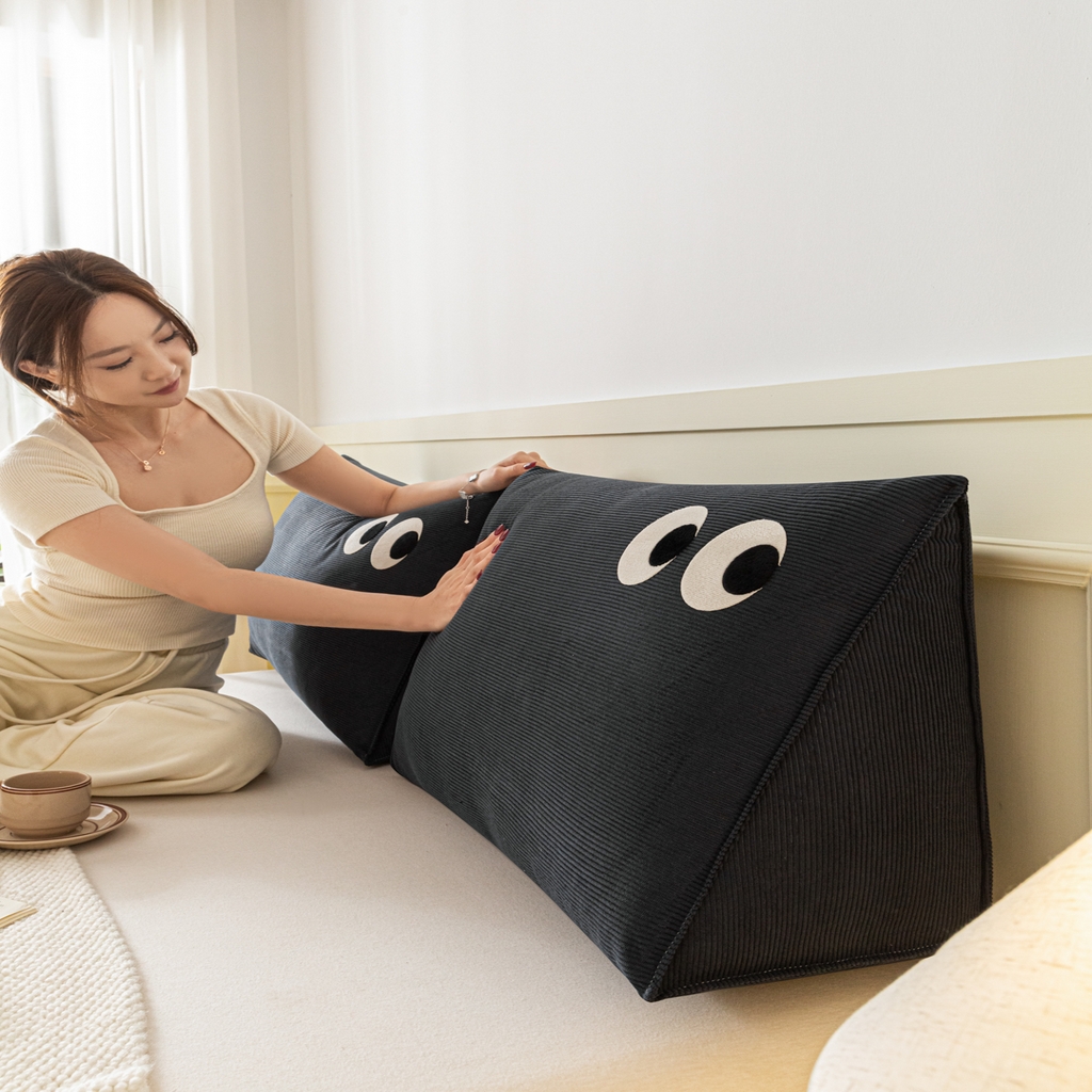 91家纺网 家纺一手货源 找家纺 美达人 2026新款灯芯绒三角腰枕靠背 灯芯绒-眼睛-末黑-三角腰枕组合