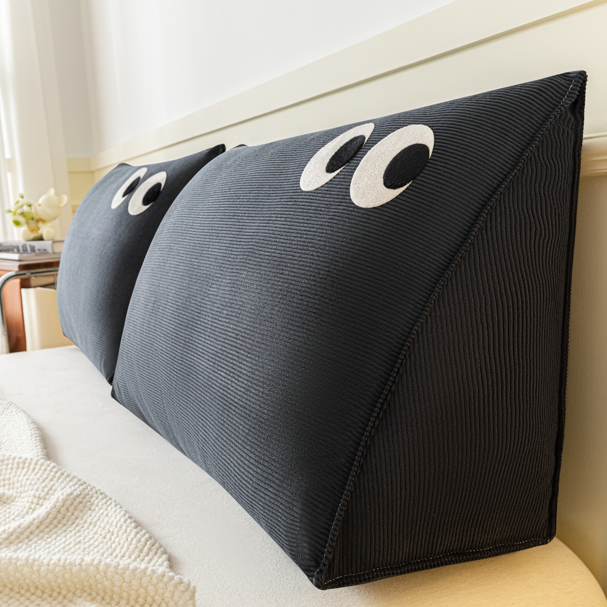 91家纺网 家纺一手货源 找家纺 美达人 2026新款灯芯绒三角腰枕靠背 灯芯绒-眼睛-末黑-三角腰枕组合
