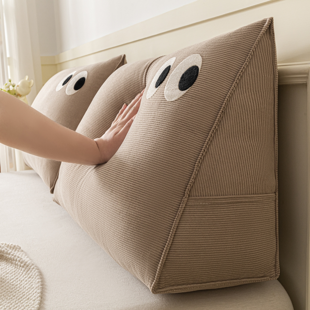 91家纺网 家纺一手货源 找家纺 美达人 2026新款灯芯绒三角腰枕靠背 灯芯绒-眼睛-小麦咖-三角腰枕组合