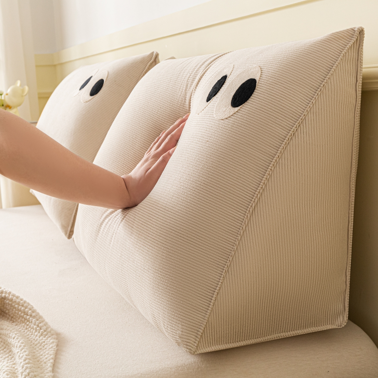 91家纺网 家纺一手货源 找家纺 美达人 2026新款灯芯绒三角腰枕靠背 灯芯绒-眼睛-月白-三角腰枕组合