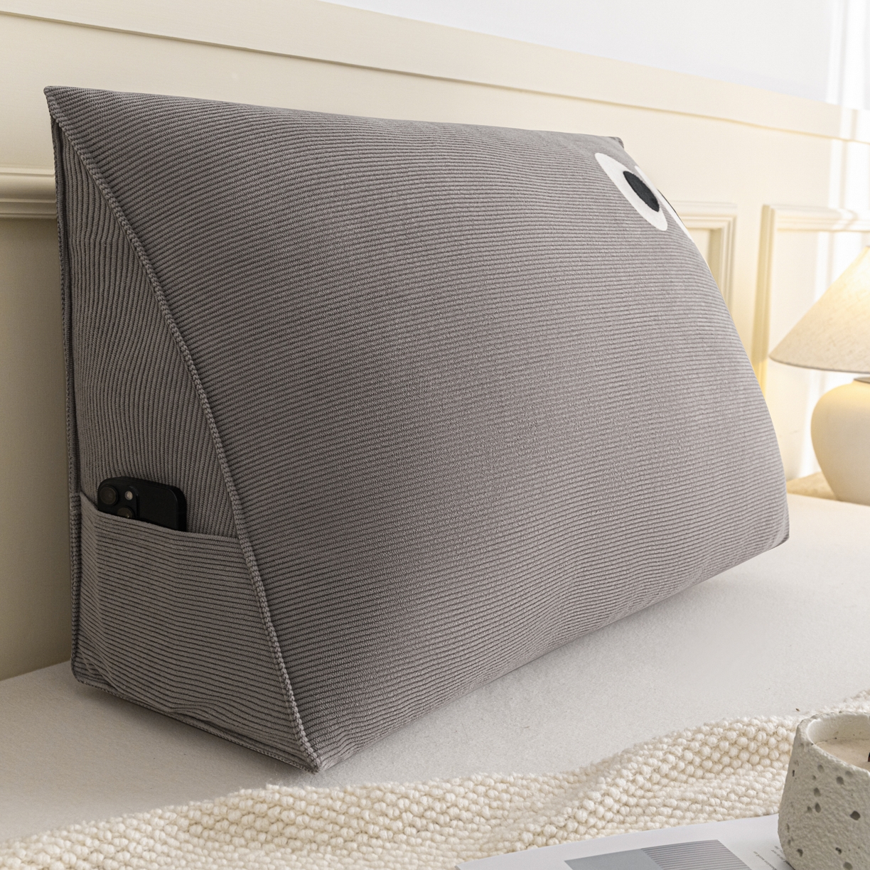 91家纺网 家纺一手货源 找家纺 美达人 2026新款灯芯绒三角腰枕靠背 灯芯绒-眼睛-灰色-三角腰枕单只