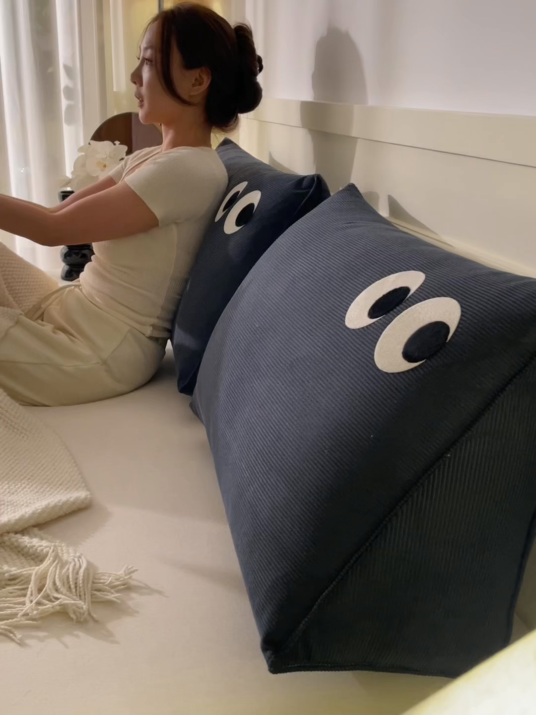 91家纺网 家纺一手货源 找家纺 美达人 2026新款灯芯绒三角腰枕靠背 灯芯绒-眼睛-末黑-三角腰枕单只