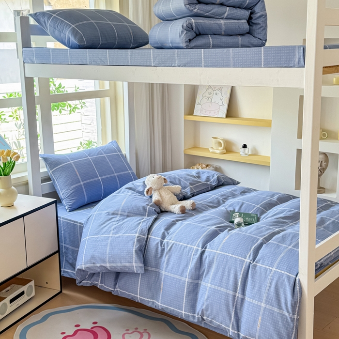 91家纺网 家纺一手货源 找家纺 疆东 【疆东】2026简约13372纯棉全棉学生三件套学生季宿舍上下铺全棉纯棉格子印花三件套件单品被套床单 蓝调