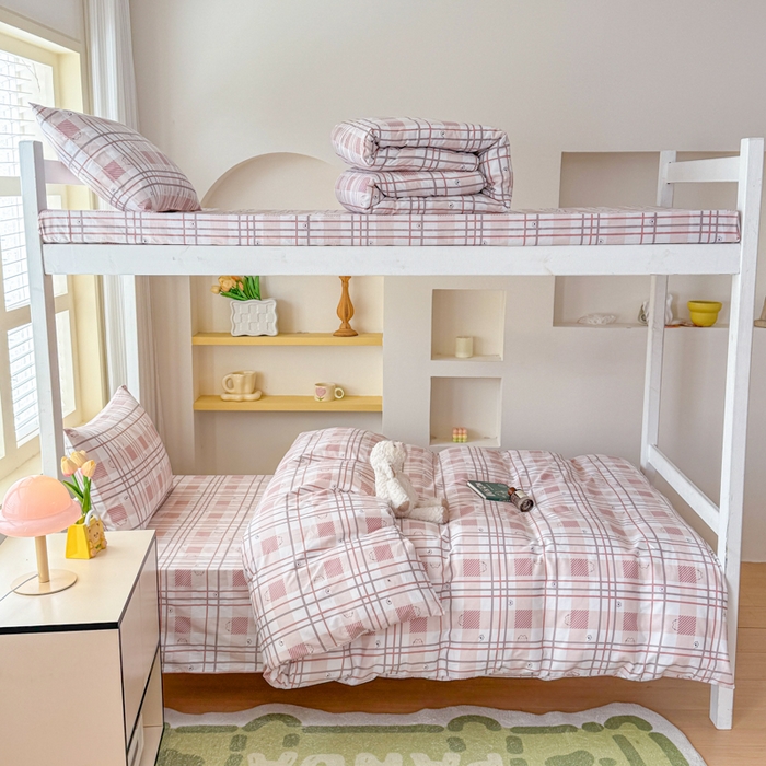 91家纺网 家纺一手货源 找家纺 疆东 【疆东】2026简约13372纯棉全棉学生三件套学生季宿舍上下铺全棉纯棉格子印花三件套件单品被套床单 格小猫