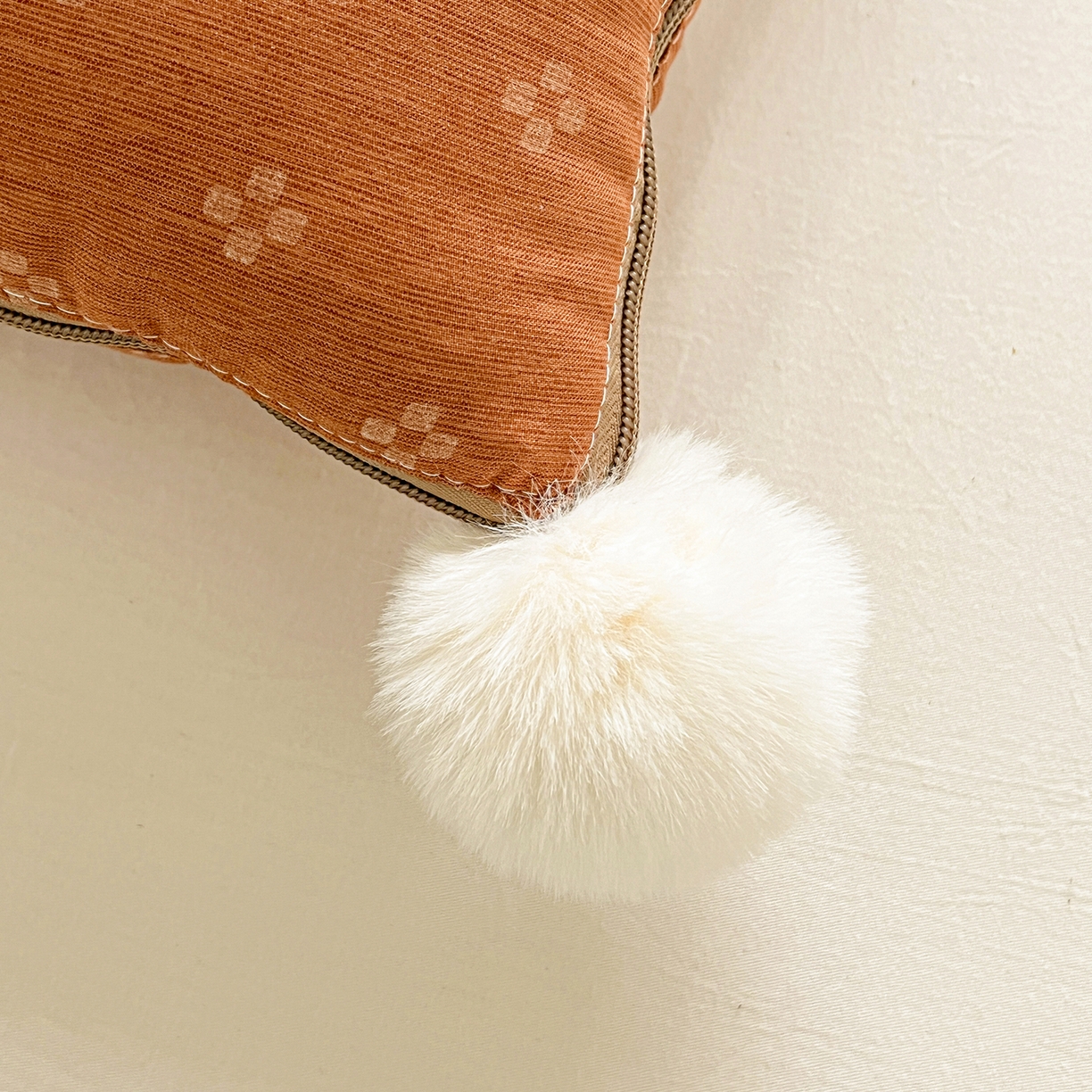 91家纺网 家纺一手货源 找家纺 古本家居 2026新款四季水洗毛球系列抱枕被 四季毛球四叶草焦糖