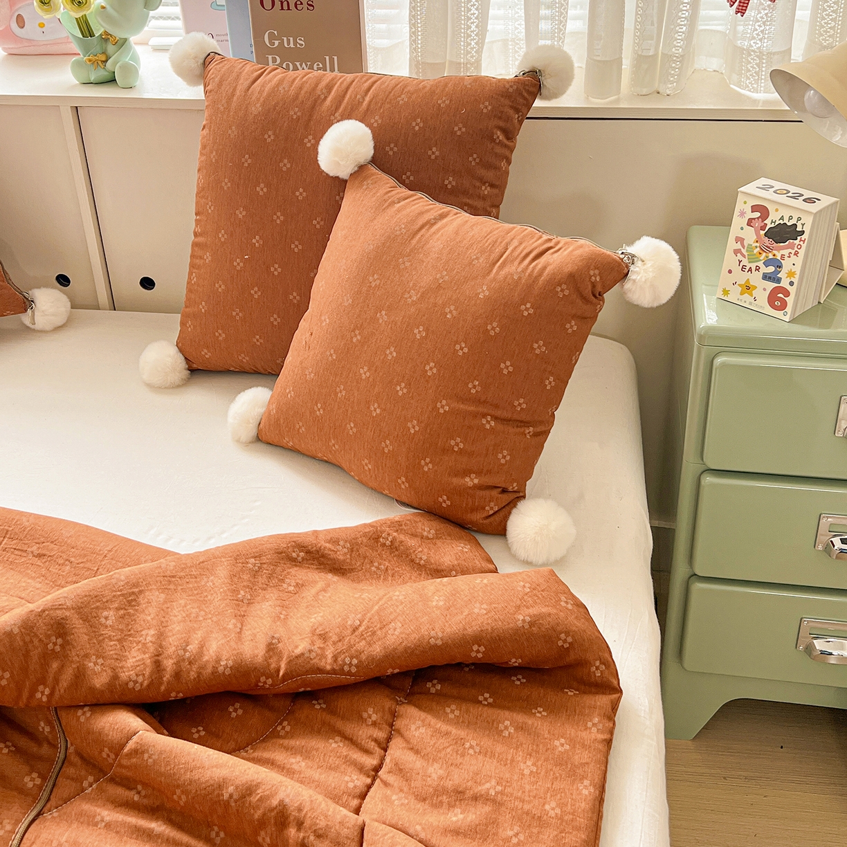 91家纺网 家纺一手货源 找家纺 古本家居 2026新款四季水洗毛球系列抱枕被 四季毛球四叶草焦糖