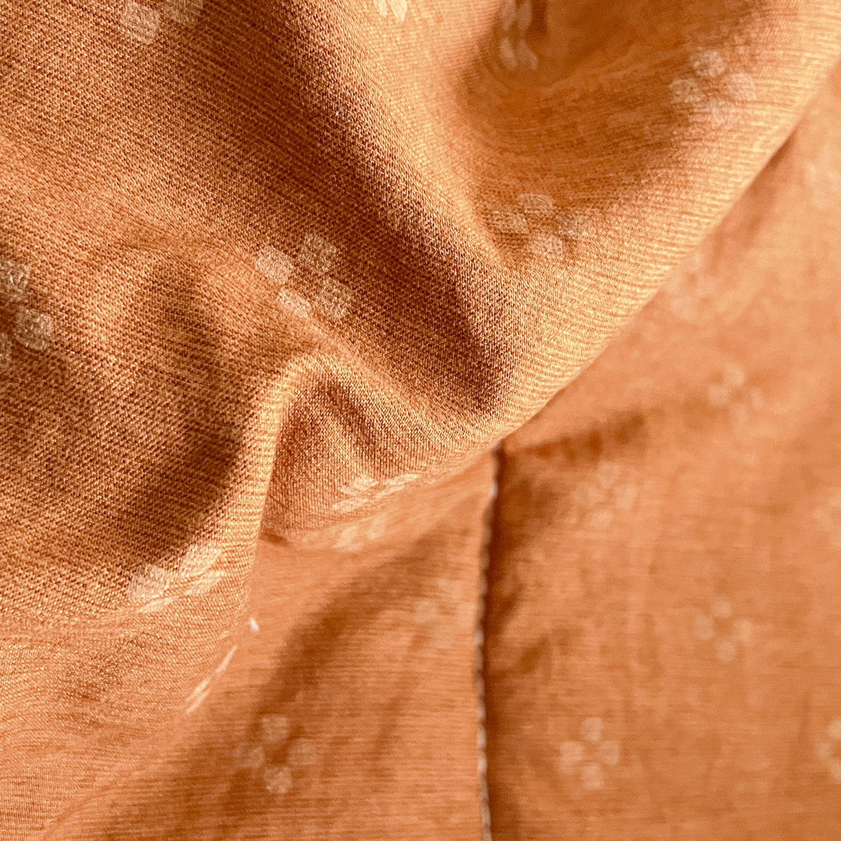 91家纺网 家纺一手货源 找家纺 古本家居 2026新款四季水洗毛球系列抱枕被 四季毛球四叶草焦糖