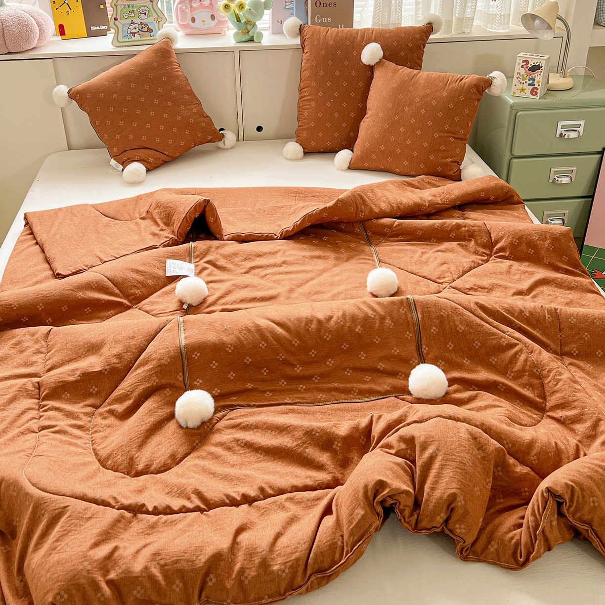 91家纺网 家纺一手货源 找家纺 古本家居 2026新款四季水洗毛球系列抱枕被 四季毛球四叶草焦糖