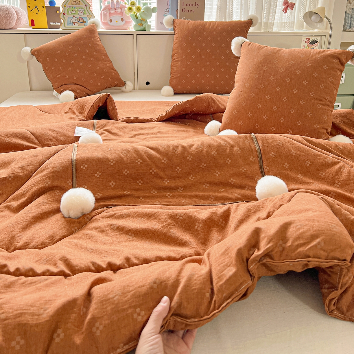 91家纺网 家纺一手货源 找家纺 古本家居 2026新款四季水洗毛球系列抱枕被 四季毛球四叶草焦糖