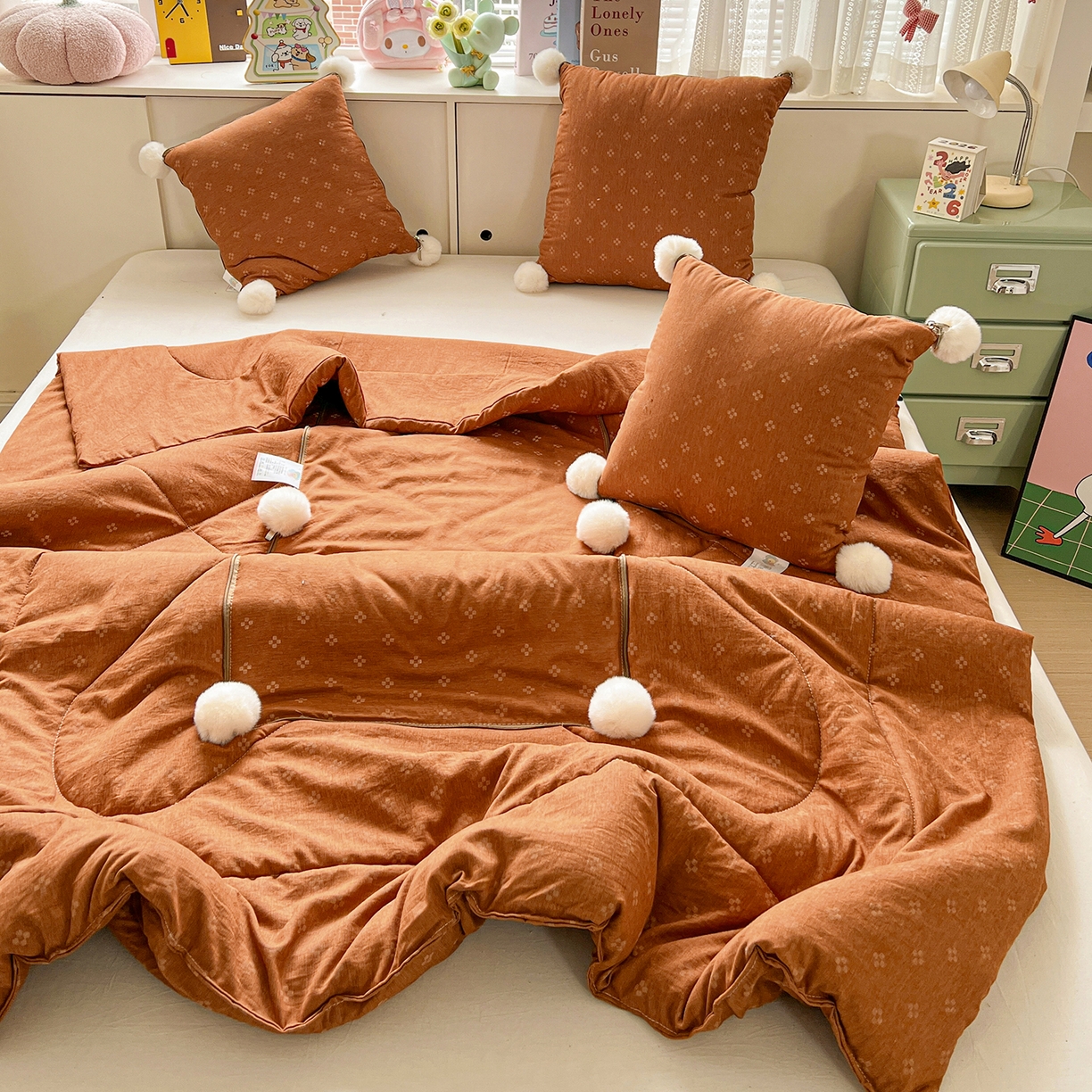 91家纺网 家纺一手货源 找家纺 古本家居 2026新款四季水洗毛球系列抱枕被 四季毛球四叶草焦糖