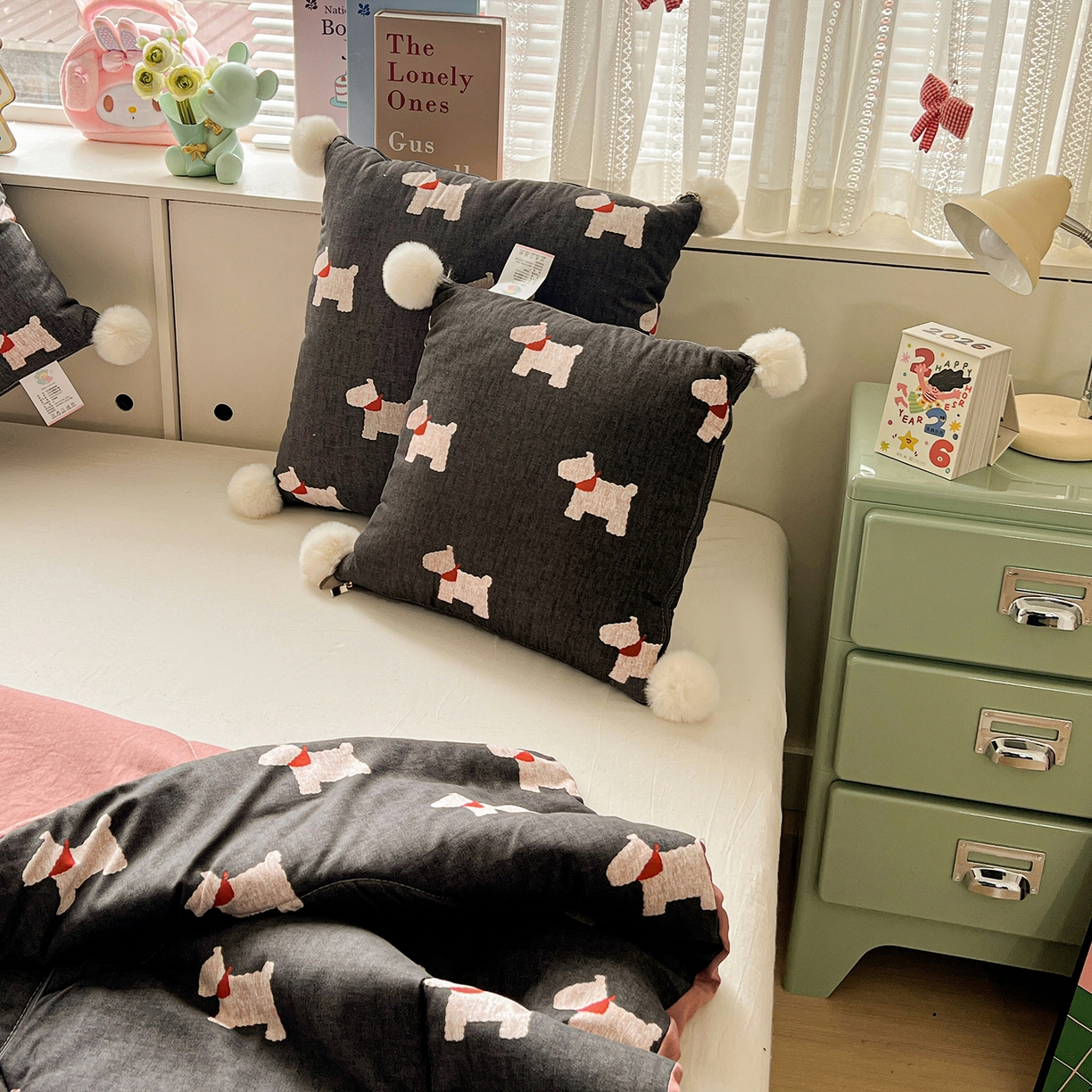 91家纺网 家纺一手货源 找家纺 古本家居 2026新款四季水洗毛球系列抱枕被 四季毛球小狗黑色