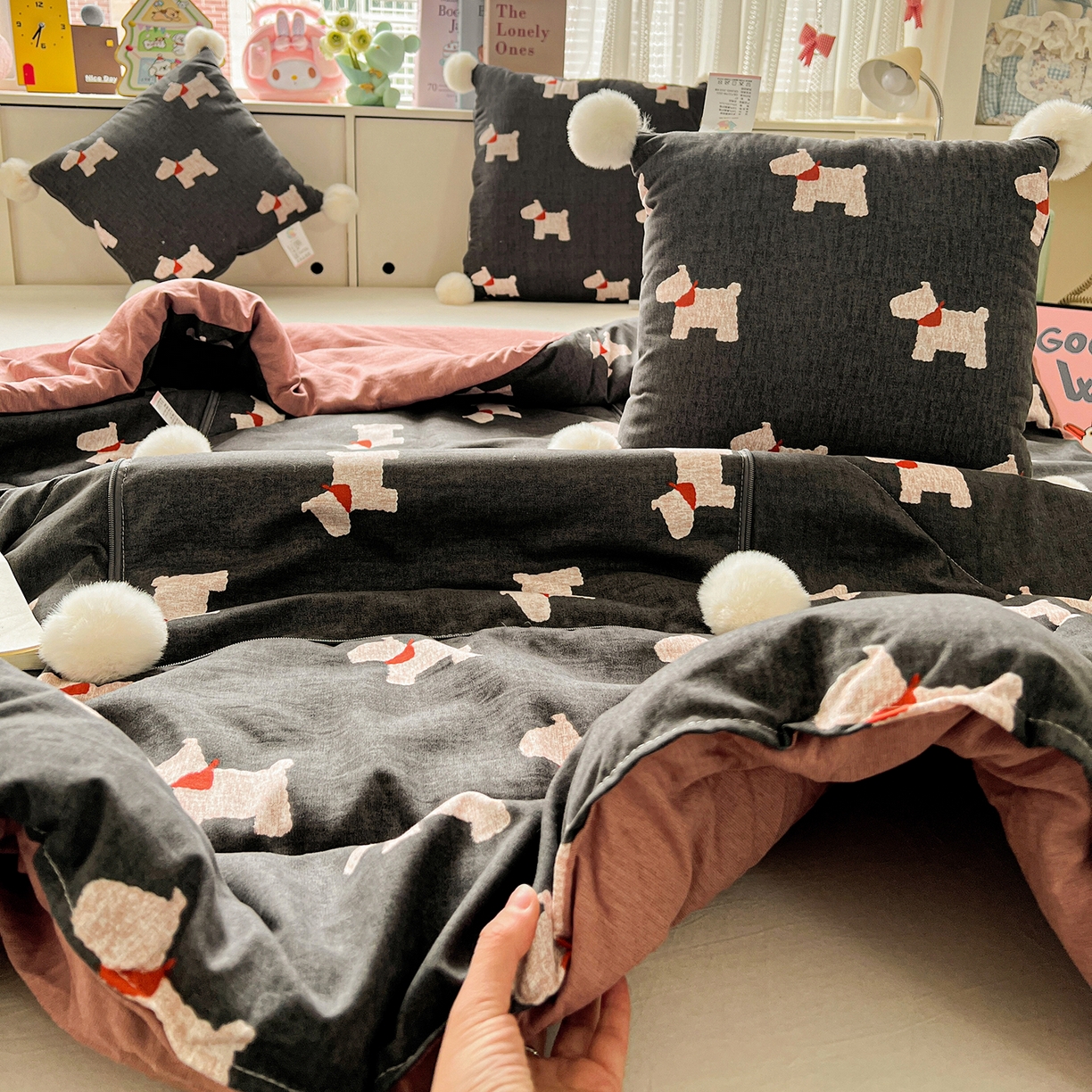 91家纺网 家纺一手货源 找家纺 古本家居 2026新款四季水洗毛球系列抱枕被 四季毛球小狗黑色