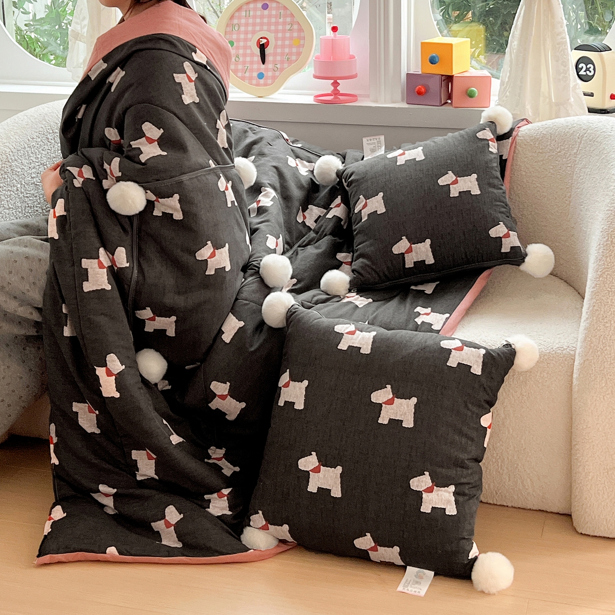 91家纺网 家纺一手货源 找家纺 古本家居 2026新款四季水洗毛球系列抱枕被 四季毛球小狗黑色