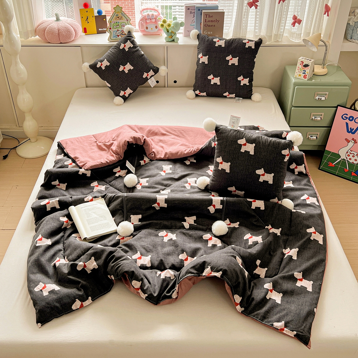 91家纺网 家纺一手货源 找家纺 古本家居 2026新款四季水洗毛球系列抱枕被 四季毛球小狗黑色