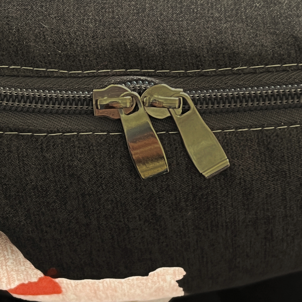 91家纺网 家纺一手货源 找家纺 古本家居 2026新款四季水洗毛球系列抱枕被 四季毛球小狗黑色