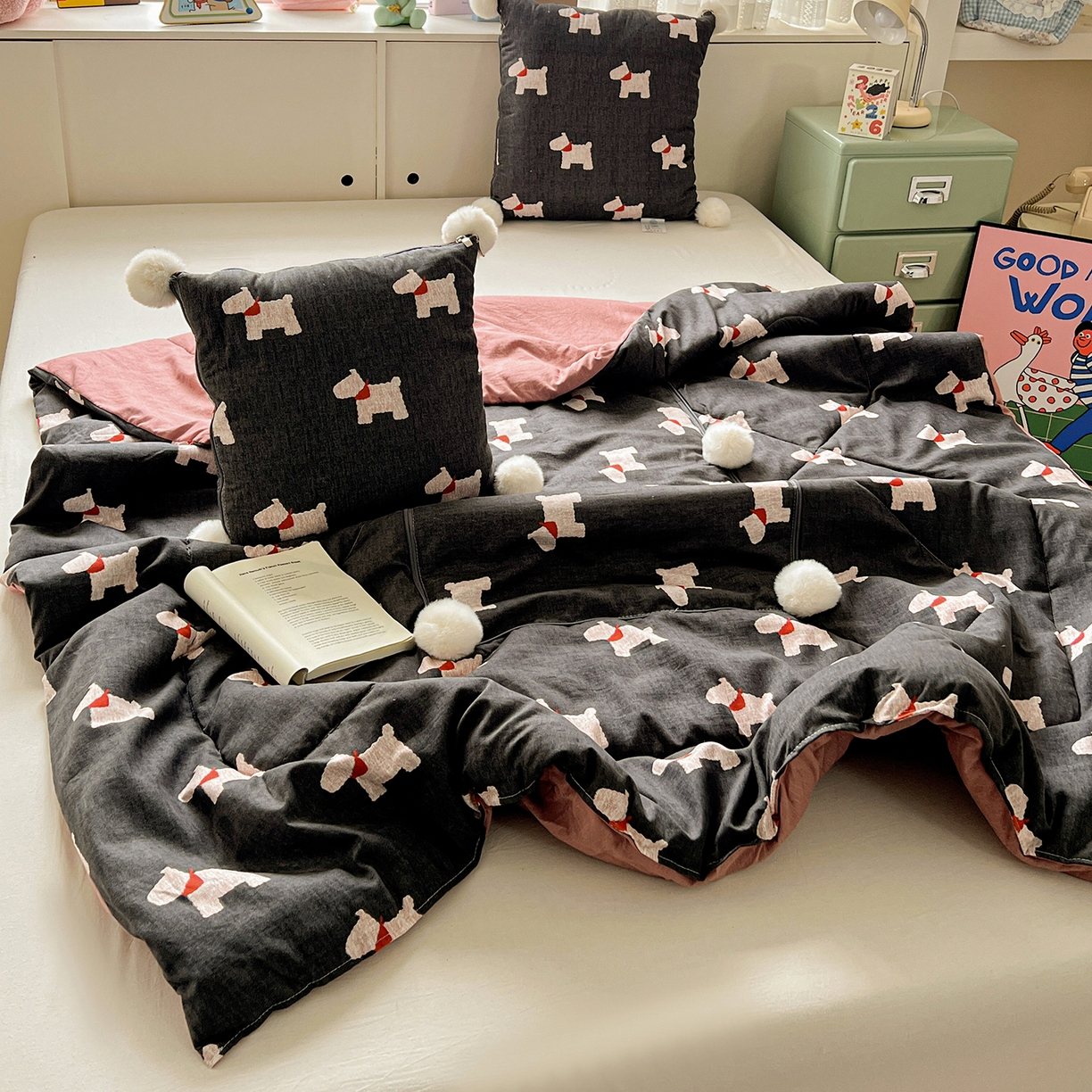 91家纺网 家纺一手货源 找家纺 古本家居 2026新款四季水洗毛球系列抱枕被 四季毛球小狗黑色