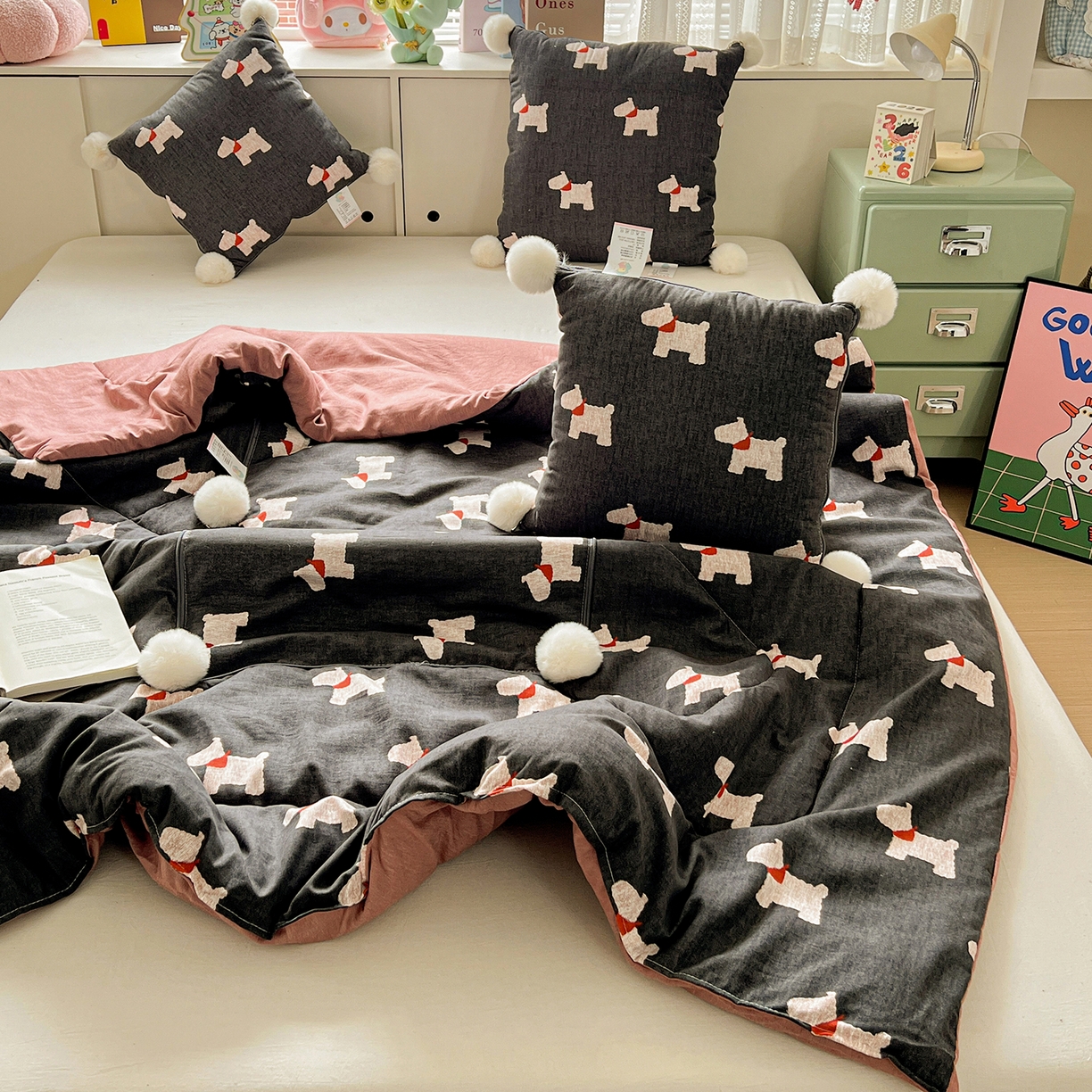 91家纺网 家纺一手货源 找家纺 古本家居 2026新款四季水洗毛球系列抱枕被 四季毛球小狗黑色