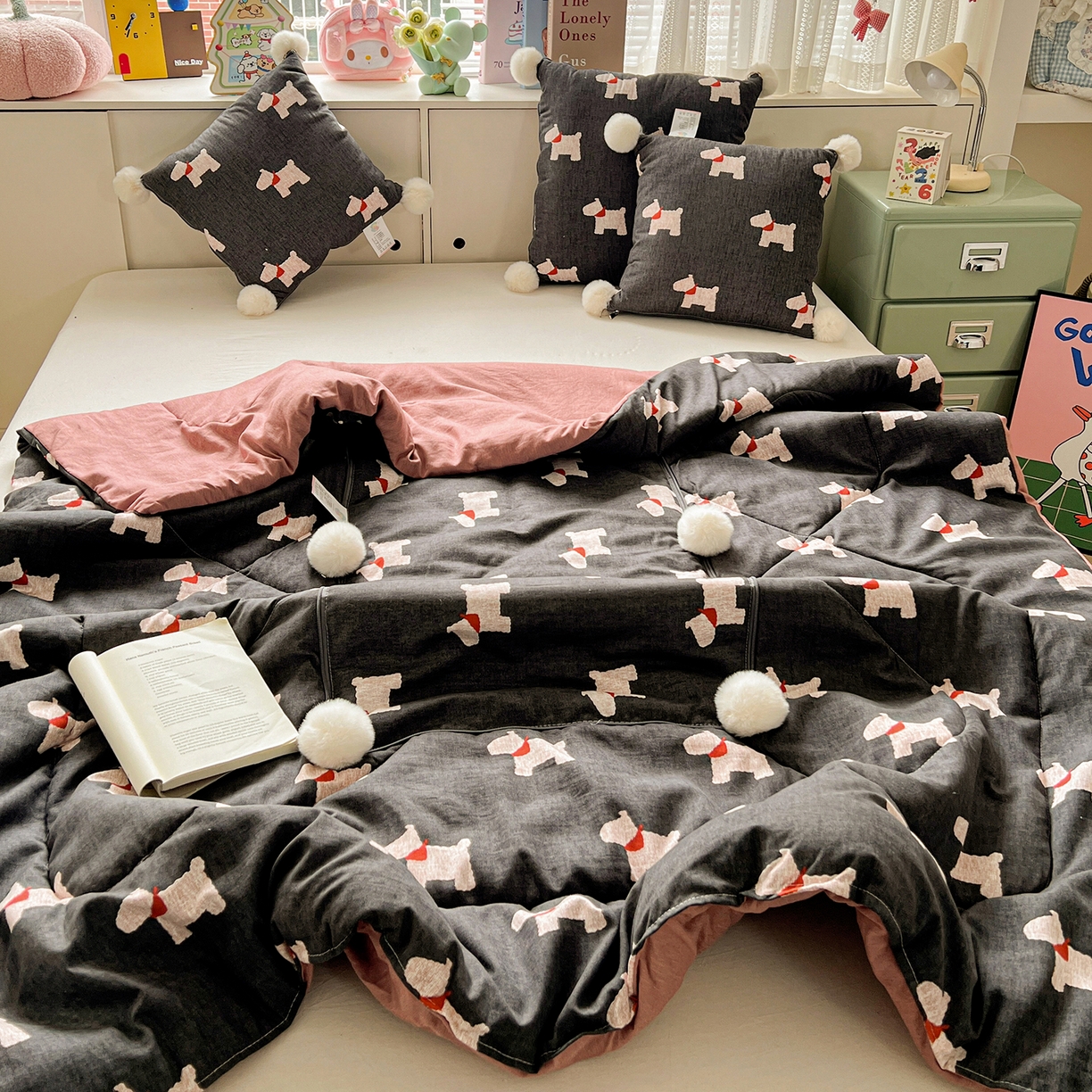 91家纺网 家纺一手货源 找家纺 古本家居 2026新款四季水洗毛球系列抱枕被 四季毛球小狗黑色