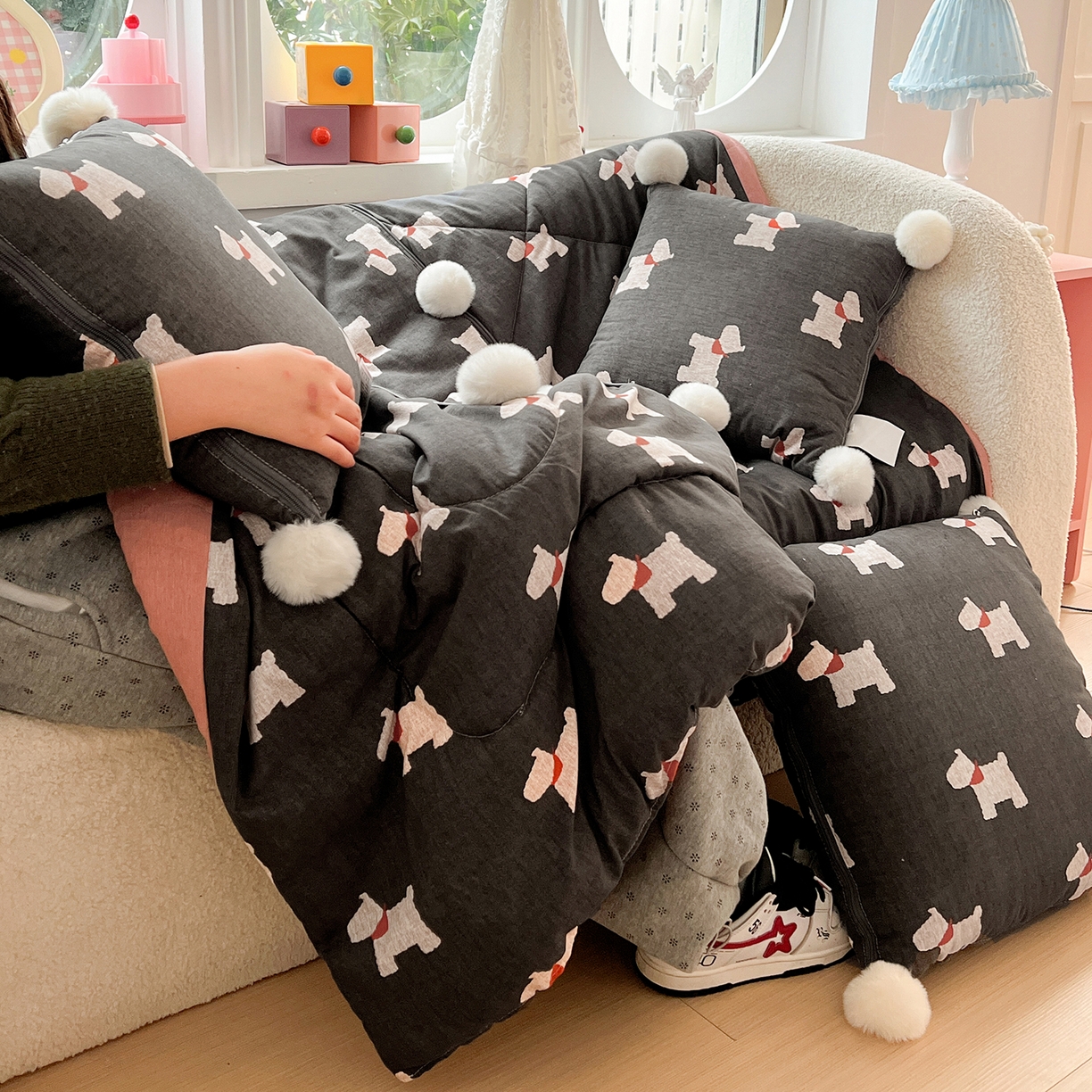 91家纺网 家纺一手货源 找家纺 古本家居 2026新款四季水洗毛球系列抱枕被 四季毛球小狗黑色