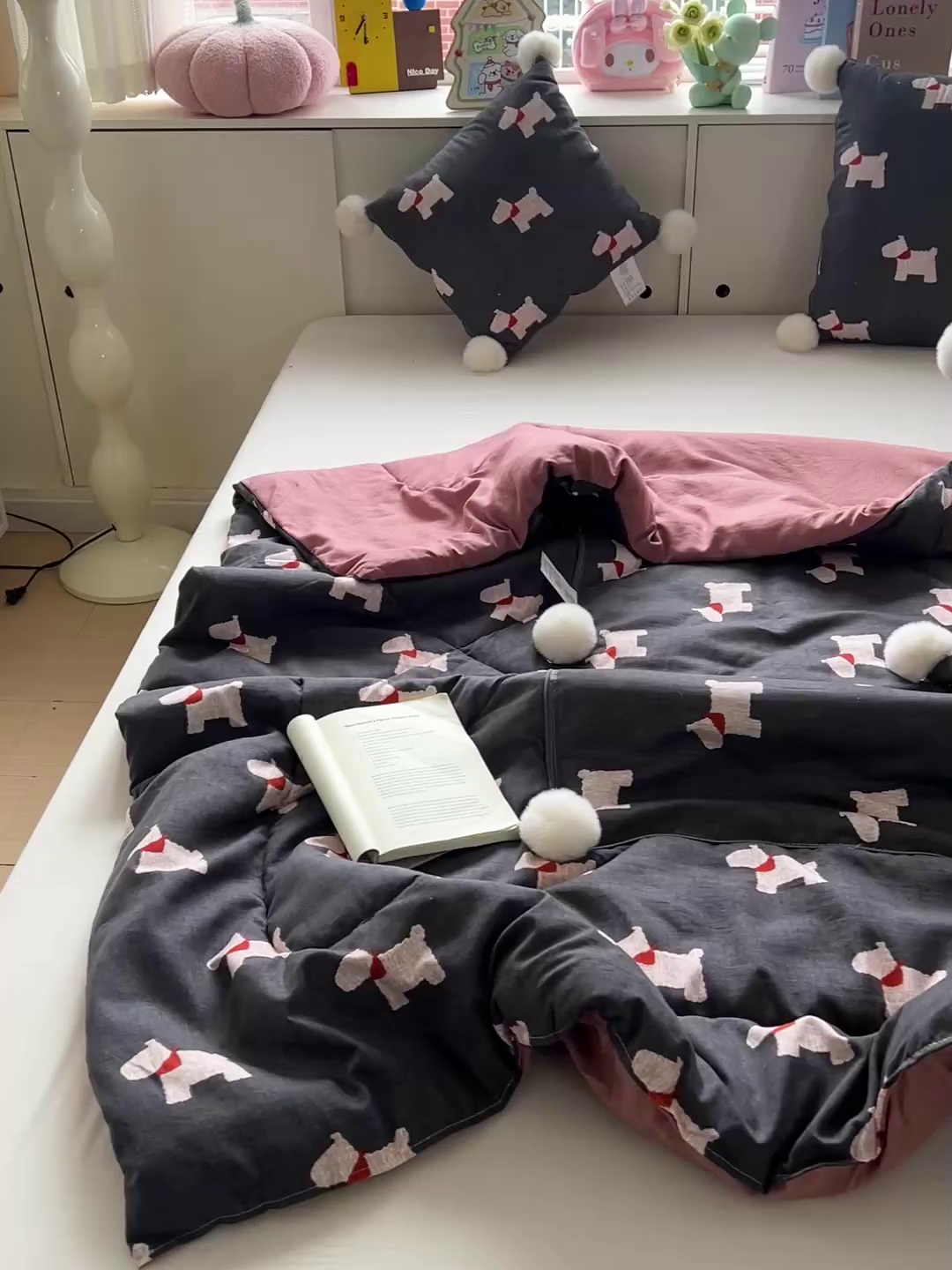 91家纺网 家纺一手货源 找家纺 古本家居 2026新款四季水洗毛球系列抱枕被 四季毛球小狗黑色