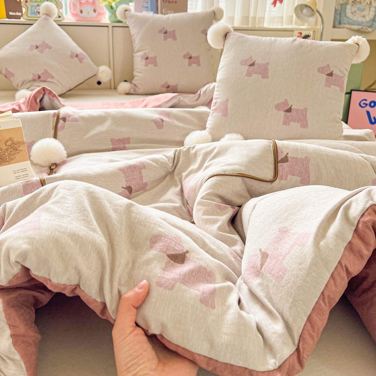 91家纺网 家纺一手货源 找家纺 古本家居 2026新款四季水洗毛球系列抱枕被 四季毛球小狗奶白