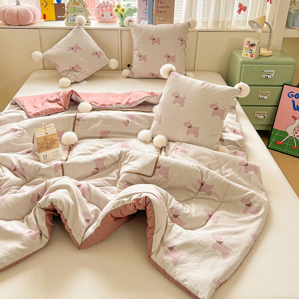 91家纺网 家纺一手货源 找家纺 古本家居 2026新款四季水洗毛球系列抱枕被 四季毛球小狗奶白