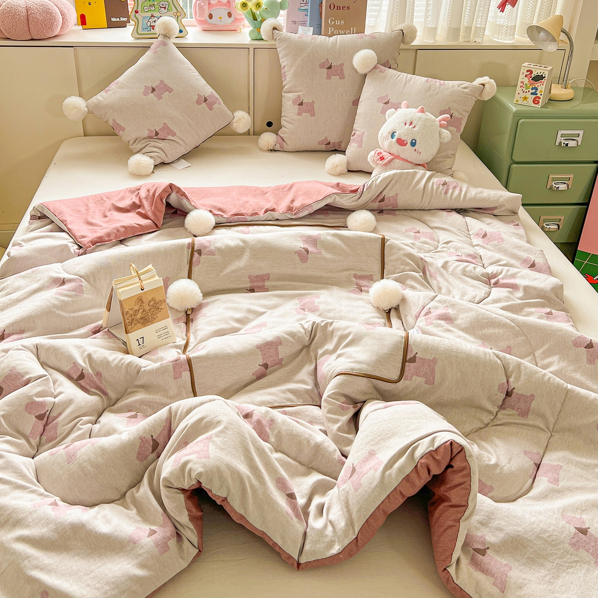 91家纺网 家纺一手货源 找家纺 古本家居 2026新款四季水洗毛球系列抱枕被 四季毛球小狗奶白