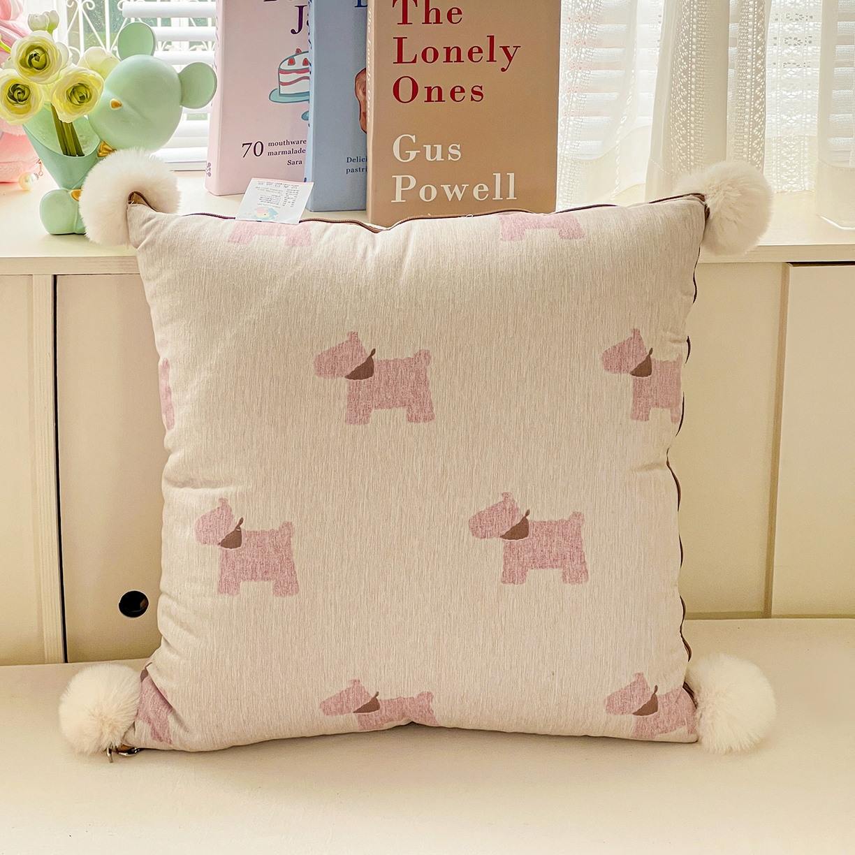 91家纺网 家纺一手货源 找家纺 古本家居 2026新款四季水洗毛球系列抱枕被 四季毛球小狗奶白