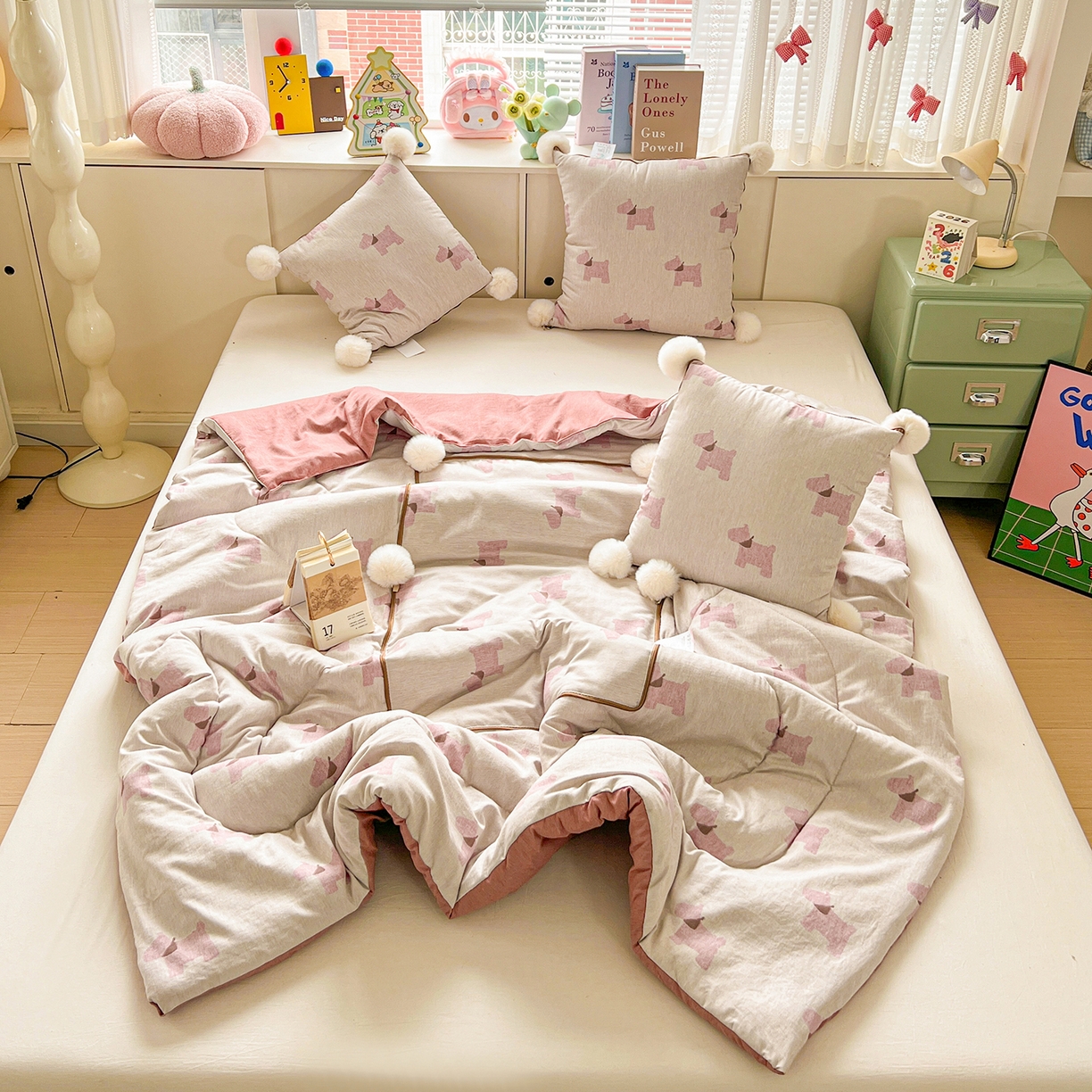 91家纺网 家纺一手货源 找家纺 古本家居 2026新款四季水洗毛球系列抱枕被 四季毛球小狗奶白