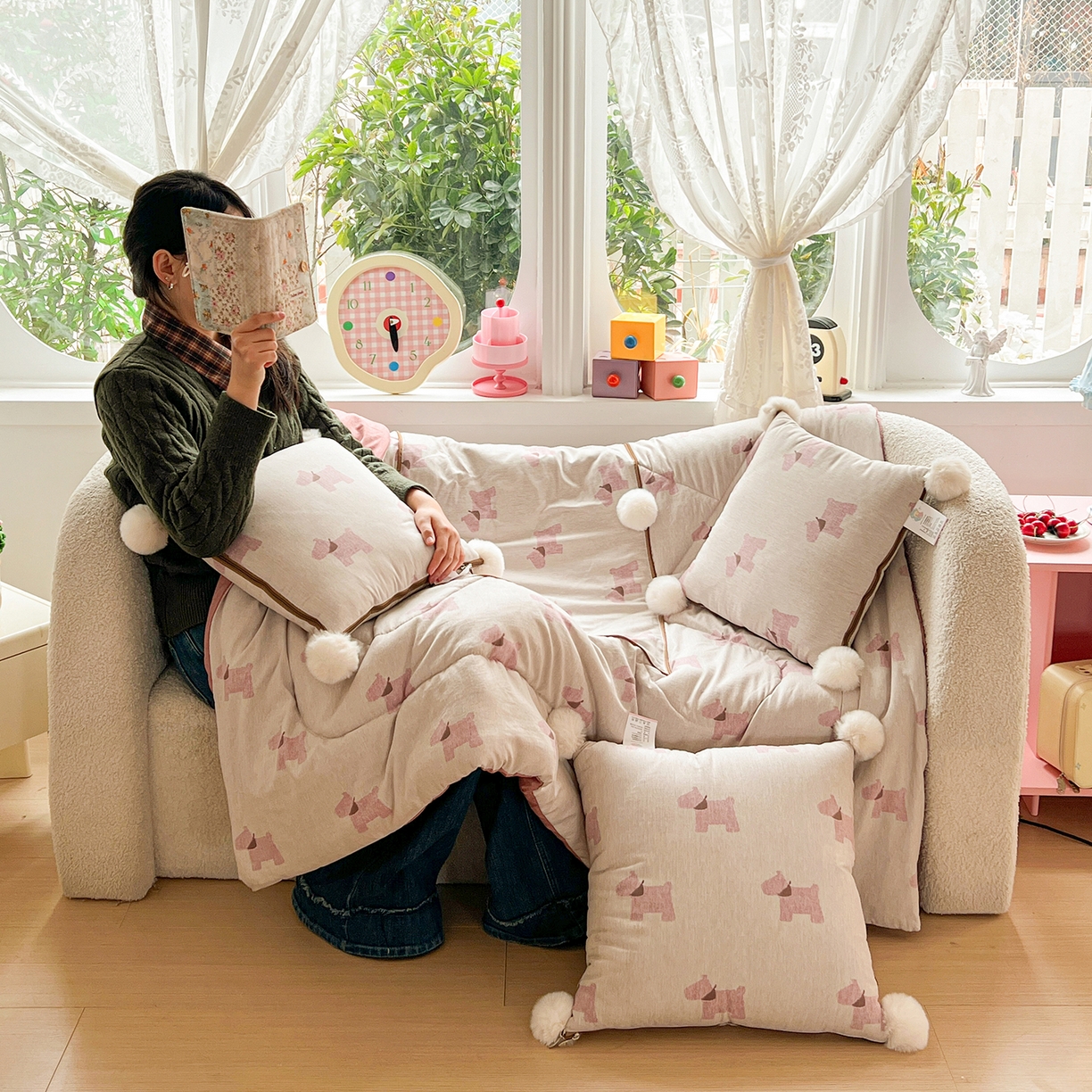 91家纺网 家纺一手货源 找家纺 古本家居 2026新款四季水洗毛球系列抱枕被 四季毛球小狗奶白