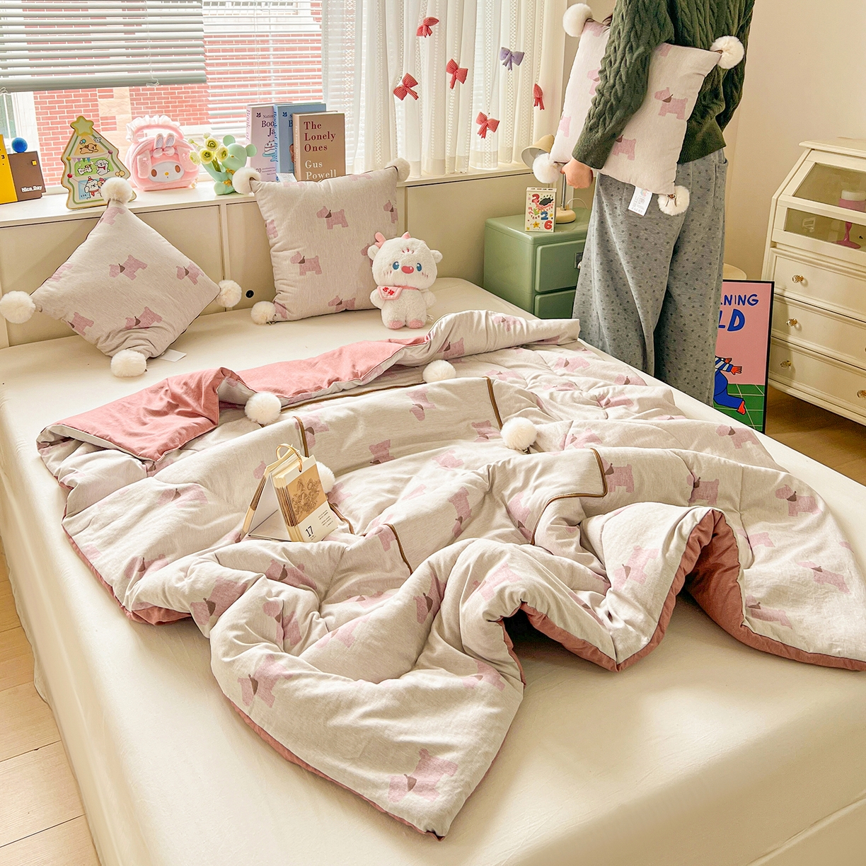 91家纺网 家纺一手货源 找家纺 古本家居 2026新款四季水洗毛球系列抱枕被 四季毛球小狗奶白