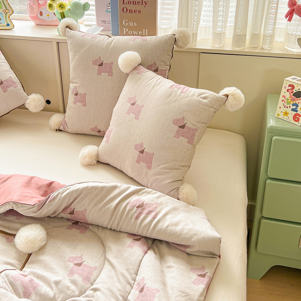 91家纺网 家纺一手货源 找家纺 古本家居 2026新款四季水洗毛球系列抱枕被 四季毛球小狗奶白