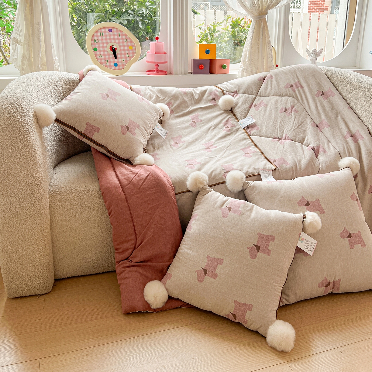 91家纺网 家纺一手货源 找家纺 古本家居 2026新款四季水洗毛球系列抱枕被 四季毛球小狗奶白