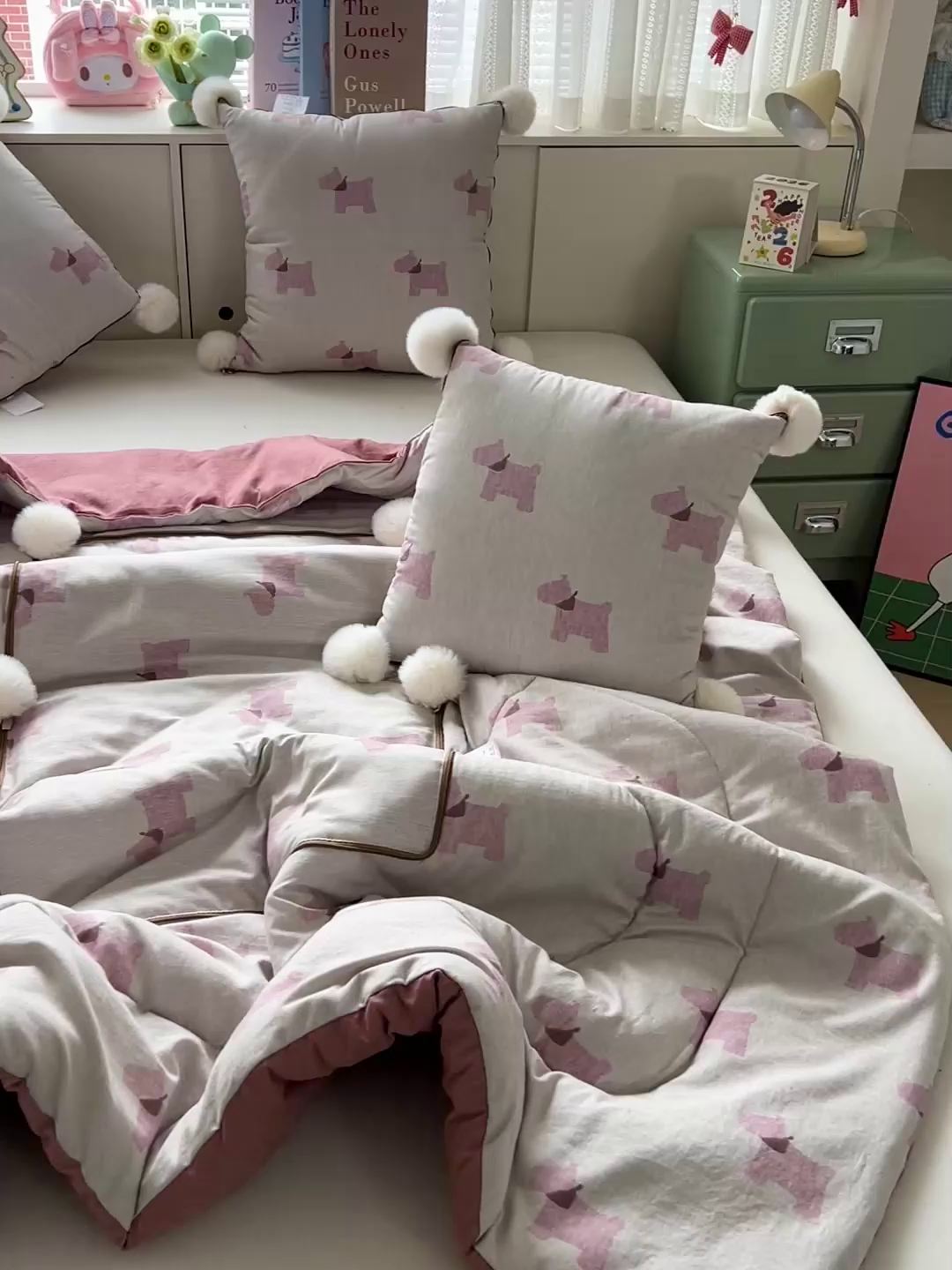 91家纺网 家纺一手货源 找家纺 古本家居 2026新款四季水洗毛球系列抱枕被 四季毛球小狗奶白