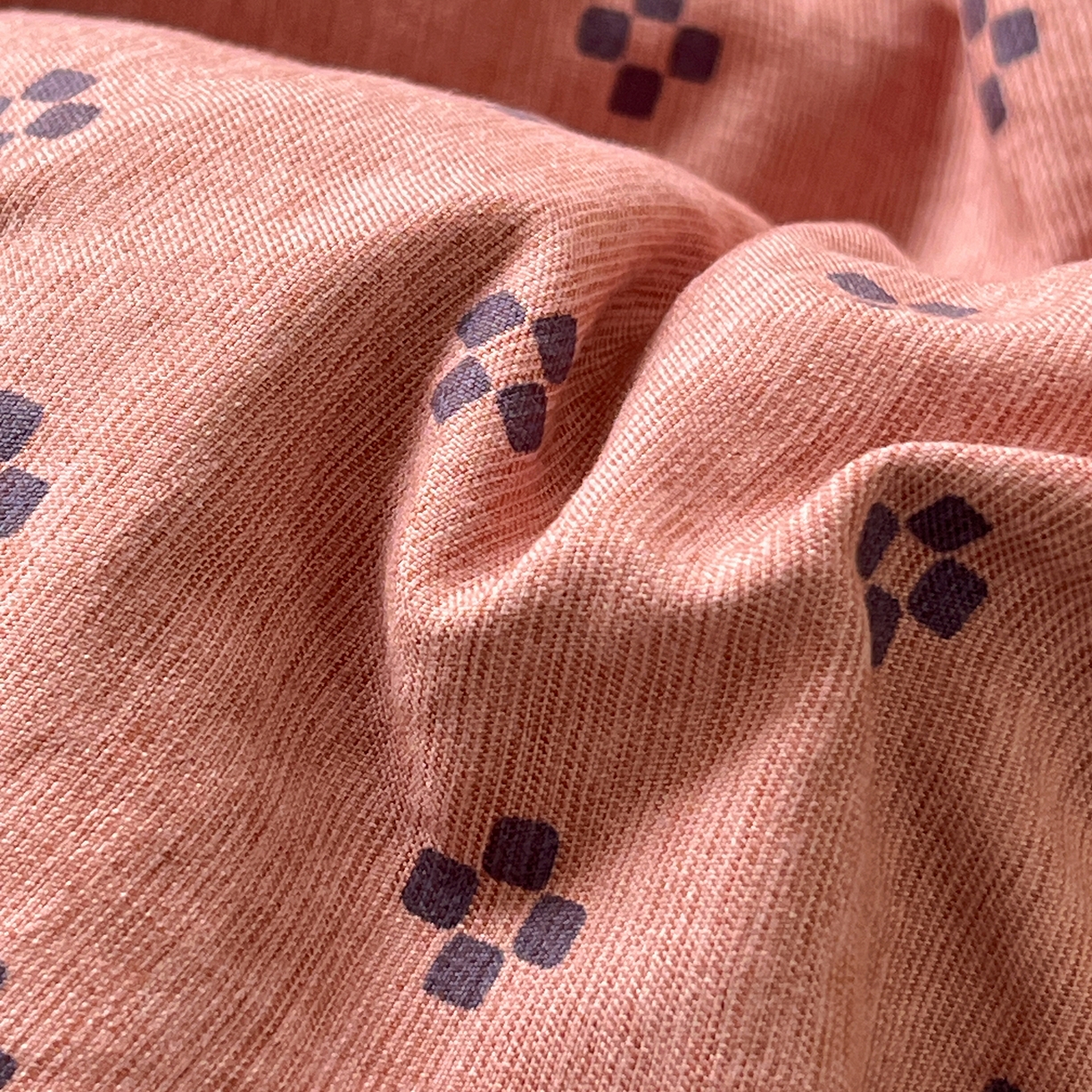 91家纺网 家纺一手货源 找家纺 古本家居 2026新款四季水洗毛球系列抱枕被 四季毛球四叶草桃粉