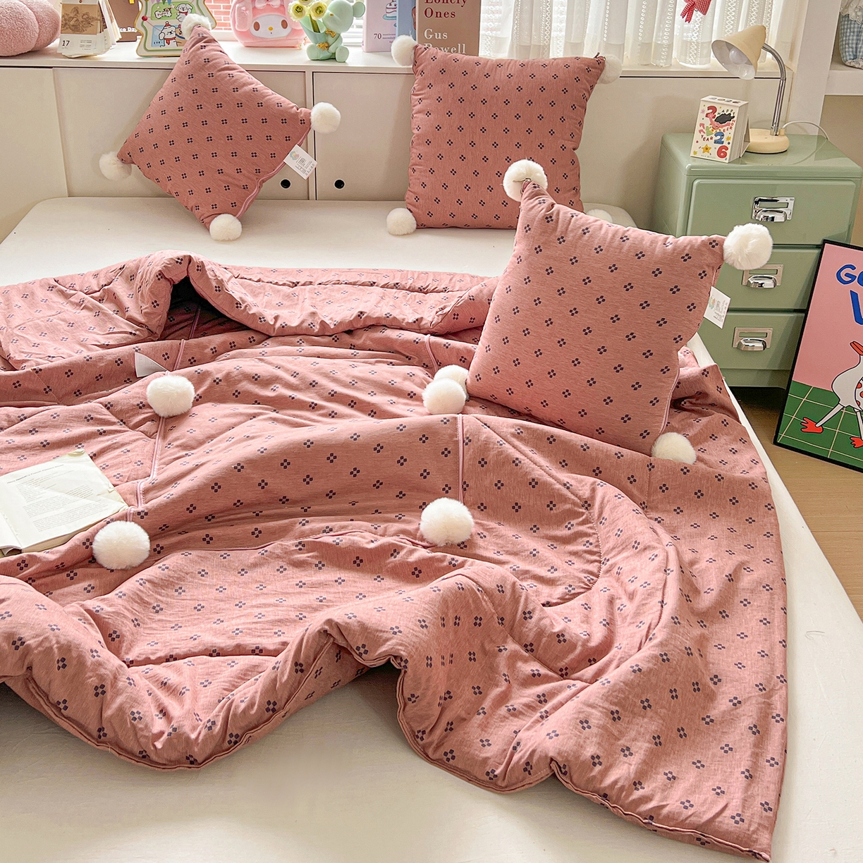 91家纺网 家纺一手货源 找家纺 古本家居 2026新款四季水洗毛球系列抱枕被 四季毛球四叶草桃粉