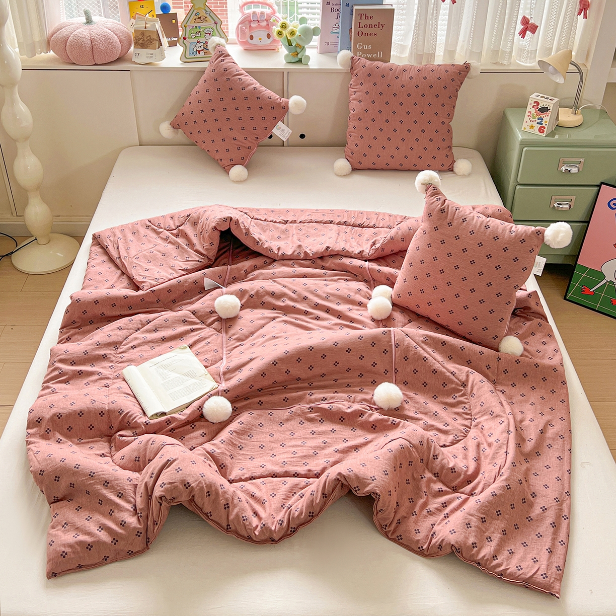 91家纺网 家纺一手货源 找家纺 古本家居 2026新款四季水洗毛球系列抱枕被 四季毛球四叶草桃粉