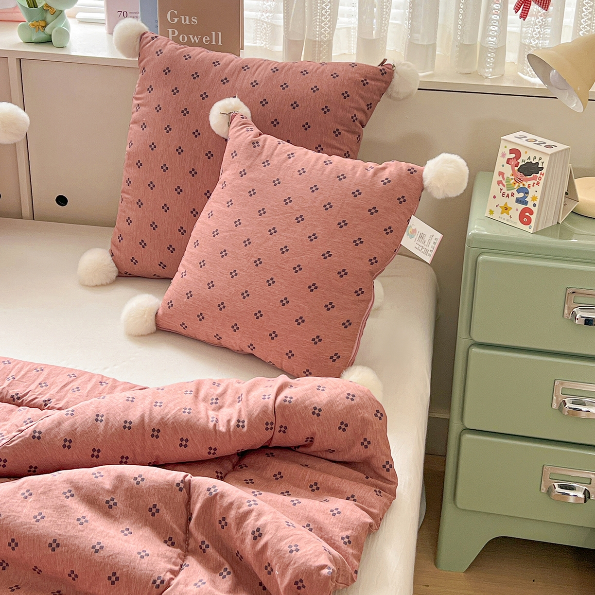 91家纺网 家纺一手货源 找家纺 古本家居 2026新款四季水洗毛球系列抱枕被 四季毛球四叶草桃粉