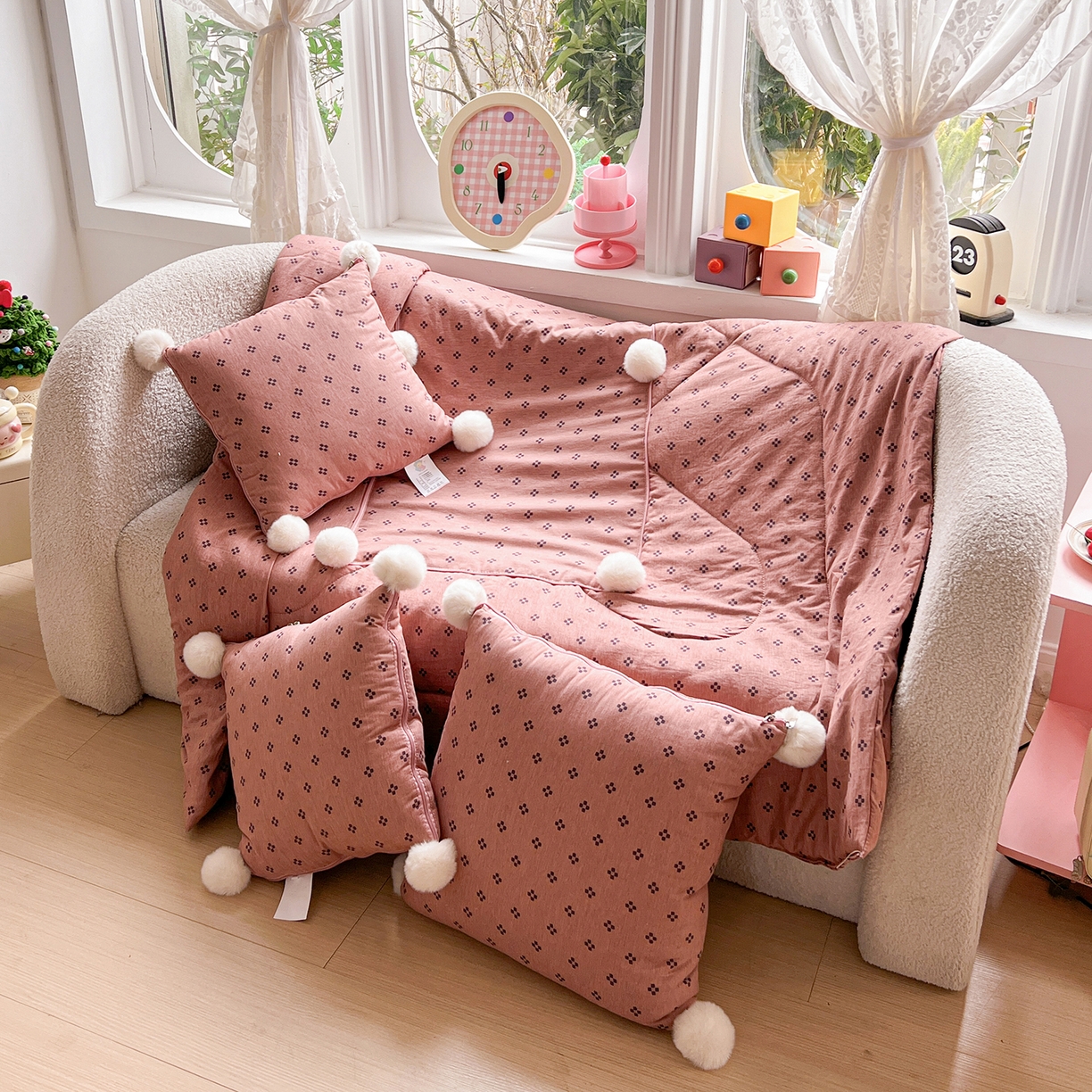 91家纺网 家纺一手货源 找家纺 古本家居 2026新款四季水洗毛球系列抱枕被 四季毛球四叶草桃粉