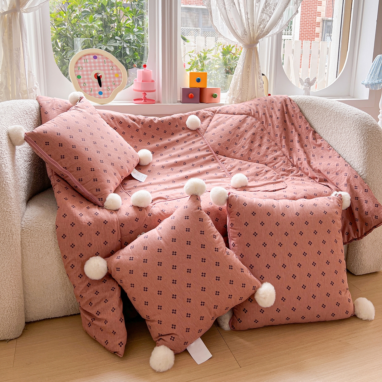 91家纺网 家纺一手货源 找家纺 古本家居 2026新款四季水洗毛球系列抱枕被 四季毛球四叶草桃粉