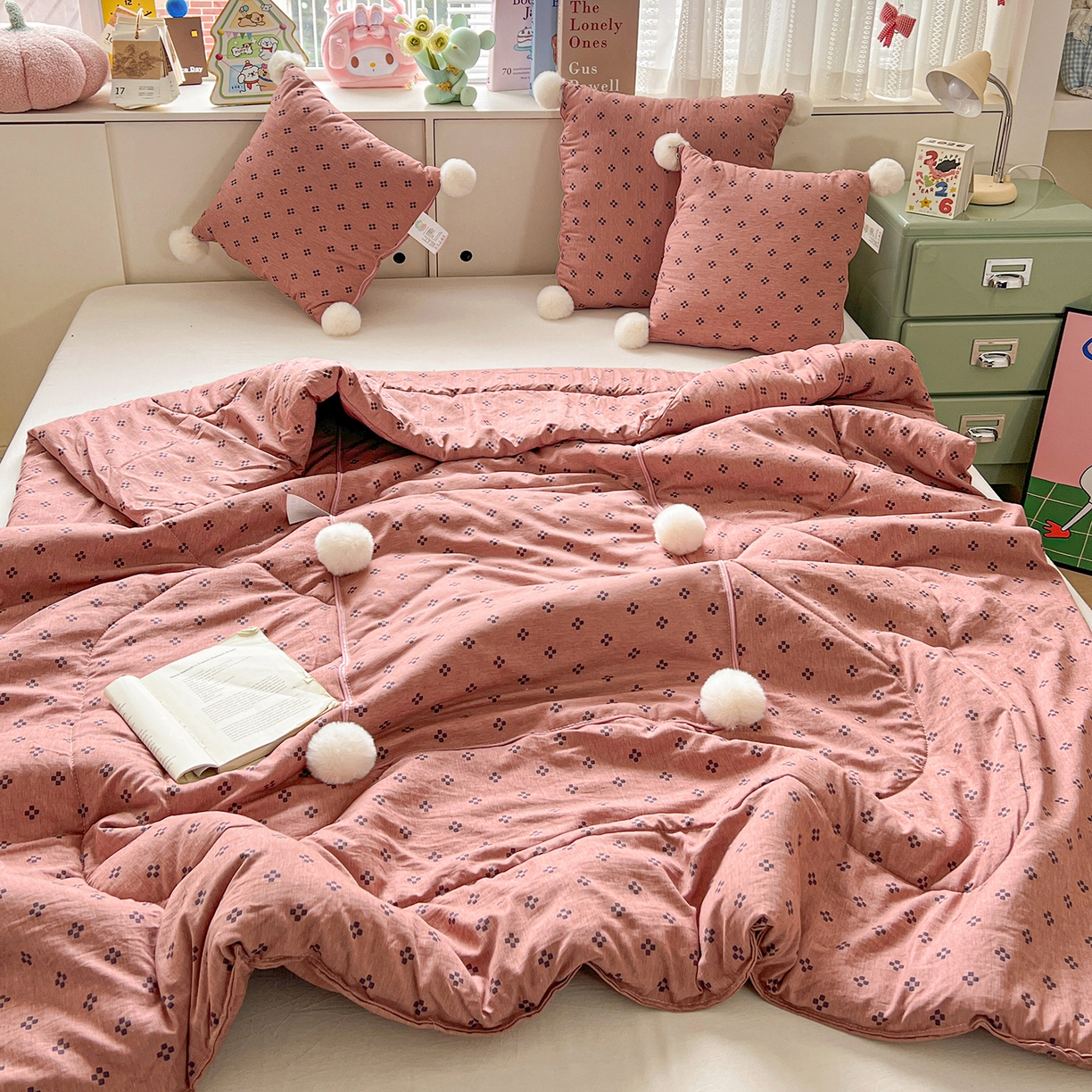 91家纺网 家纺一手货源 找家纺 古本家居 2026新款四季水洗毛球系列抱枕被 四季毛球四叶草桃粉