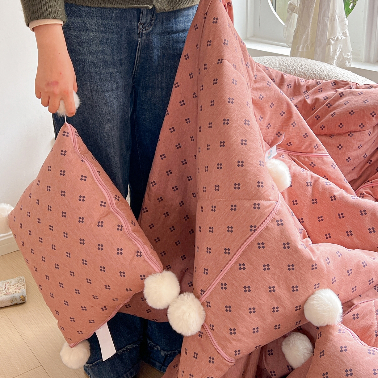 91家纺网 家纺一手货源 找家纺 古本家居 2026新款四季水洗毛球系列抱枕被 四季毛球四叶草桃粉