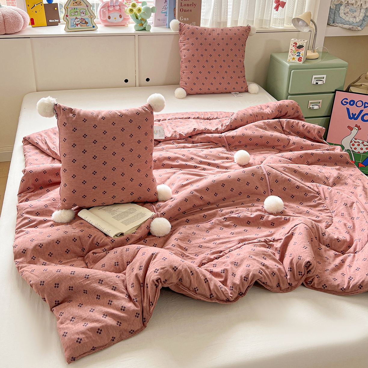 91家纺网 家纺一手货源 找家纺 古本家居 2026新款四季水洗毛球系列抱枕被 四季毛球四叶草桃粉