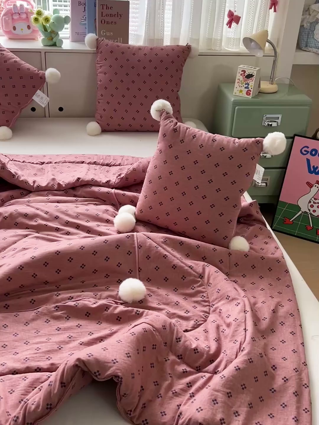 91家纺网 家纺一手货源 找家纺 古本家居 2026新款四季水洗毛球系列抱枕被 四季毛球四叶草桃粉