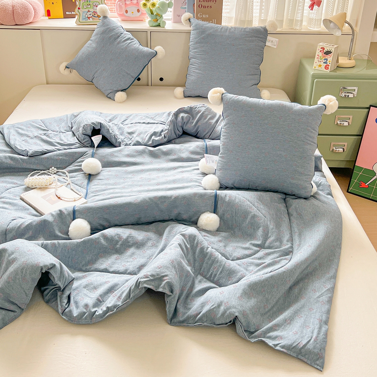 91家纺网 家纺一手货源 找家纺 古本家居 2026新款四季水洗毛球系列抱枕被 四季毛球四叶草冰蓝