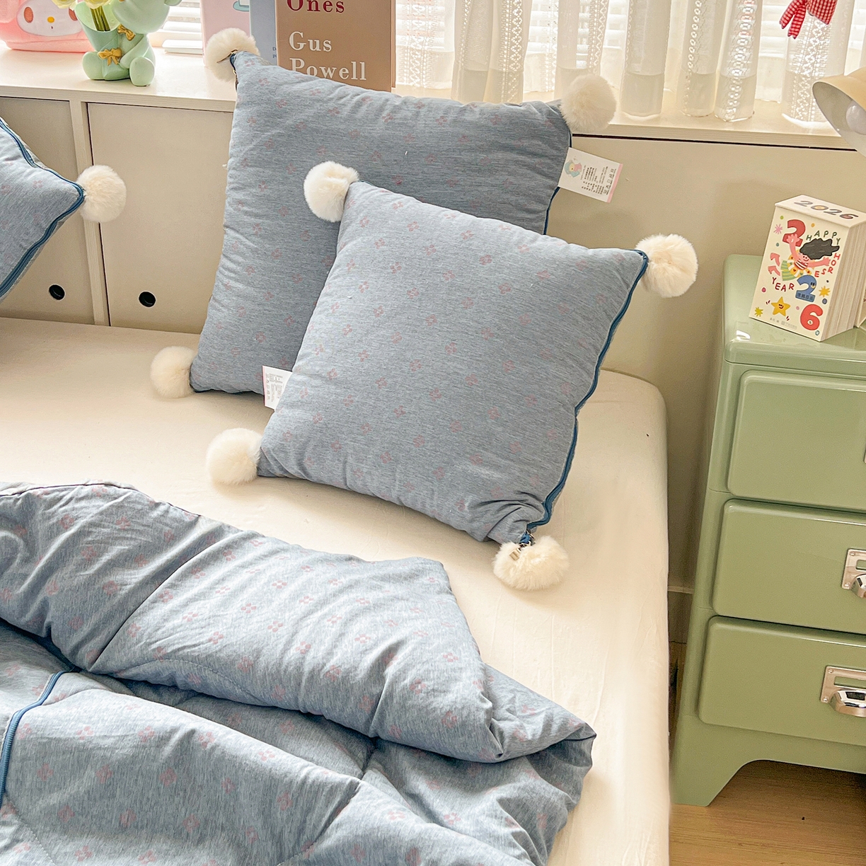 91家纺网 家纺一手货源 找家纺 古本家居 2026新款四季水洗毛球系列抱枕被 四季毛球四叶草冰蓝