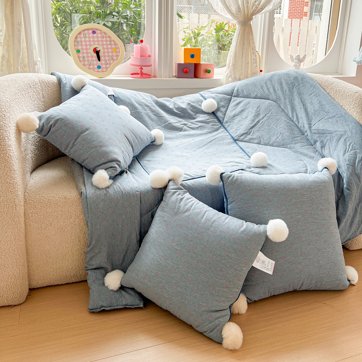 91家纺网 家纺一手货源 找家纺 古本家居 2026新款四季水洗毛球系列抱枕被 四季毛球四叶草冰蓝