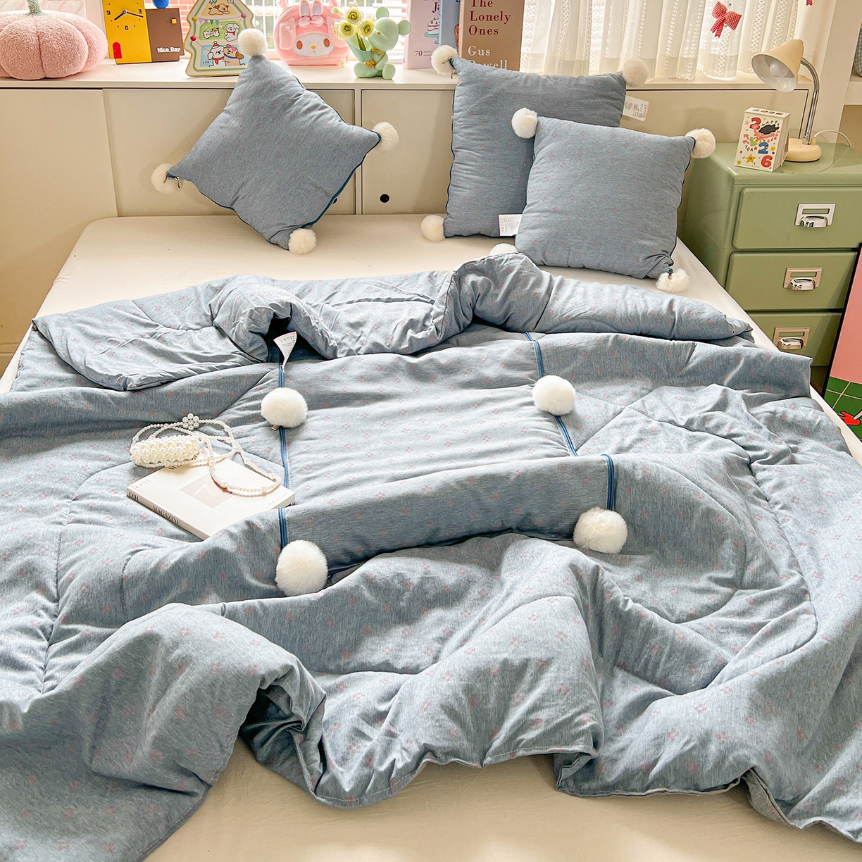 91家纺网 家纺一手货源 找家纺 古本家居 2026新款四季水洗毛球系列抱枕被 四季毛球四叶草冰蓝