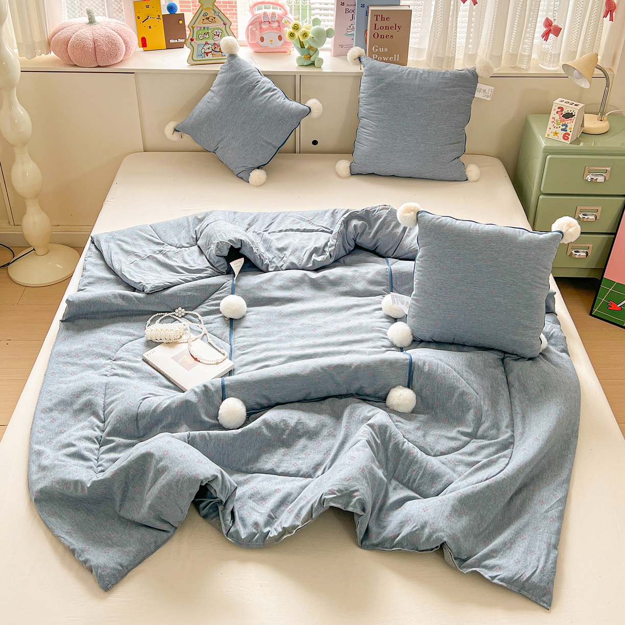 91家纺网 家纺一手货源 找家纺 古本家居 2026新款四季水洗毛球系列抱枕被 四季毛球四叶草冰蓝